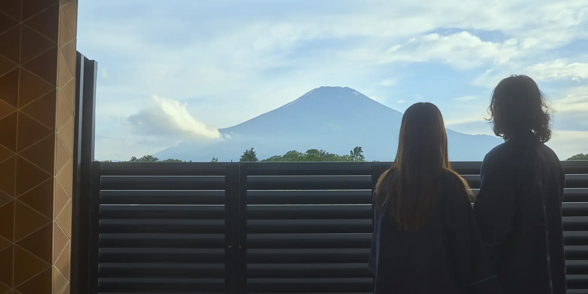 カップル　富士山を眺めるイメージ