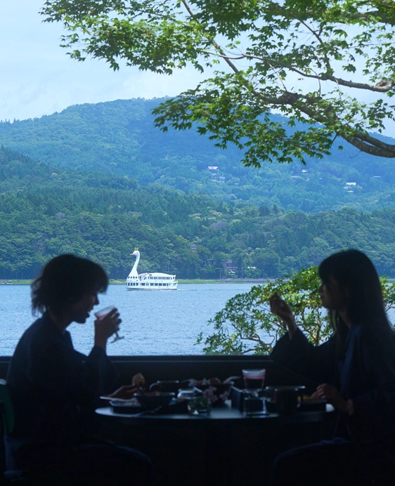 女性二人の食事イメージ